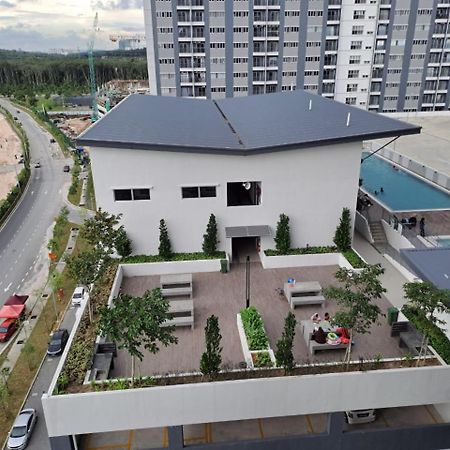 Impiana Homestay Near Putrajaya, Cyberjaya, Musliem Only,Wifi,Netflix Kampung Dengkil Buitenkant foto