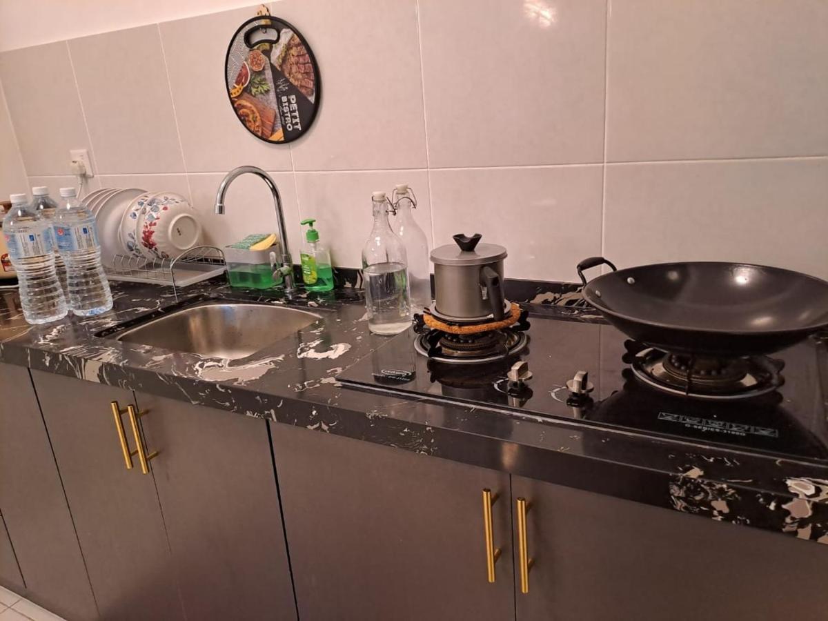 Impiana Homestay Near Putrajaya, Cyberjaya, Musliem Only,Wifi,Netflix Kampung Dengkil Buitenkant foto