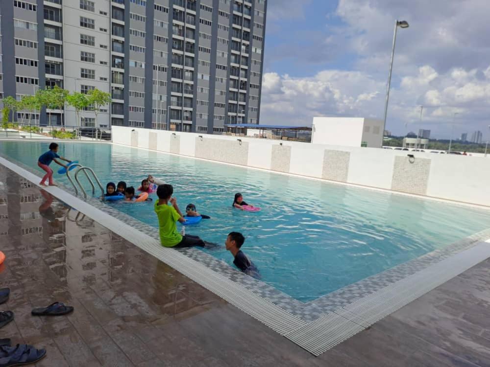 Impiana Homestay Near Putrajaya, Cyberjaya, Musliem Only,Wifi,Netflix Kampung Dengkil Buitenkant foto