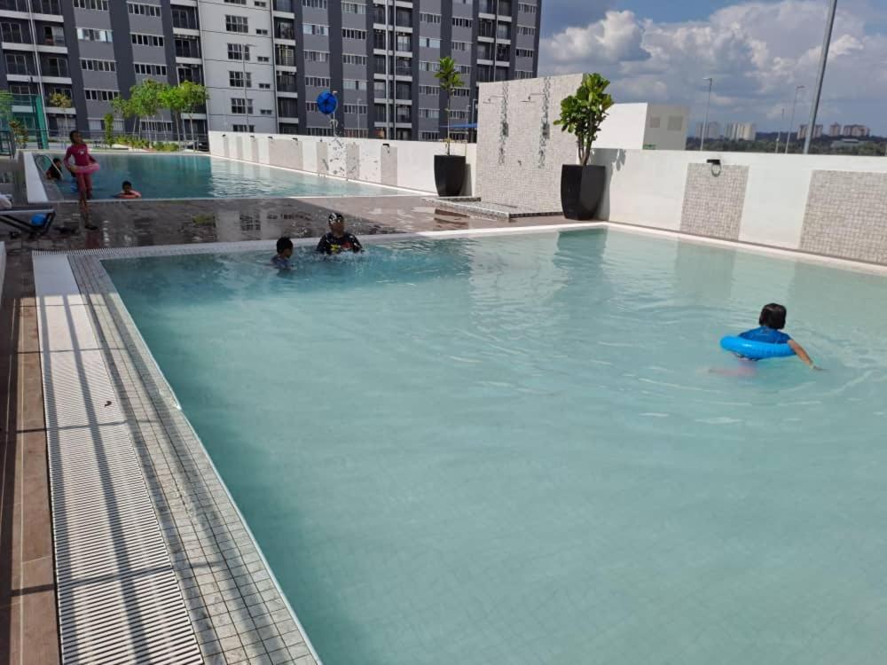 Impiana Homestay Near Putrajaya, Cyberjaya, Musliem Only,Wifi,Netflix Kampung Dengkil Buitenkant foto