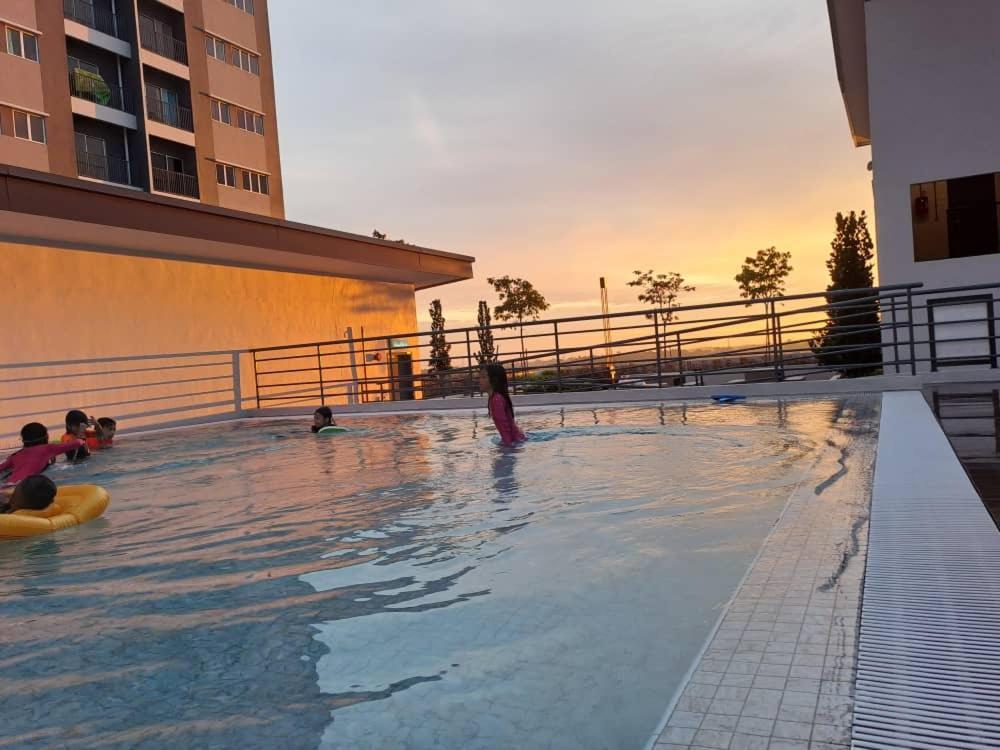 Impiana Homestay Near Putrajaya, Cyberjaya, Musliem Only,Wifi,Netflix Kampung Dengkil Buitenkant foto