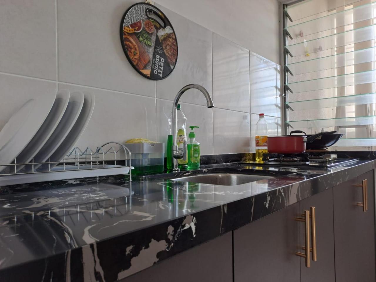 Impiana Homestay Near Putrajaya, Cyberjaya, Musliem Only,Wifi,Netflix Kampung Dengkil Buitenkant foto